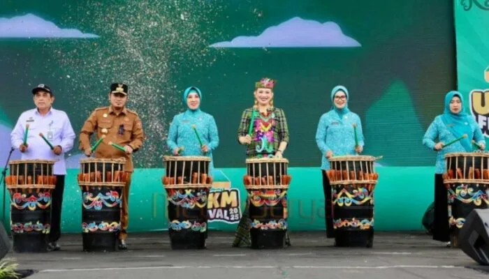 Tri Tito Resmi Buka Festival UMKM dan Pemeriksaan Kesehatan Gratis HKG Ke-53 di Samarinda