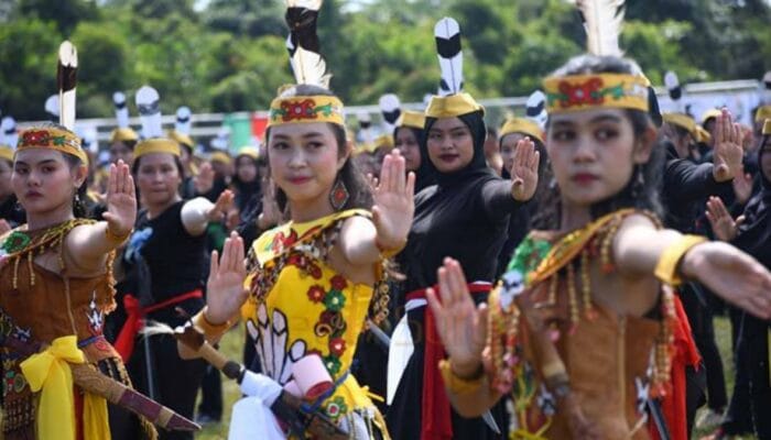 Seribu Penari Mandau Ramaikan Langit Pulang Pisau, Tarian Dayak Pecahkan Rekor MURI
