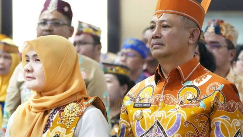 Bupati Barsel Eddy Raya Samsuri bersama Ketua TP PKK Hj Permana Sari saat dikukuhkan sebagai Ayah dan Bunda GenRe serta Orang Tua Asuh GENTING Provinsi Kalteng dalam peringatan Hari Anak Nasional ke-41 dan Harganas ke-32 di Palangka Raya, Rabu (16/7).