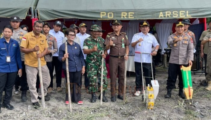 Wabup Barsel Tanam Jagung Serentak di Pamangka, Dukung Ketahanan Pangan dan Ekonomi Petani