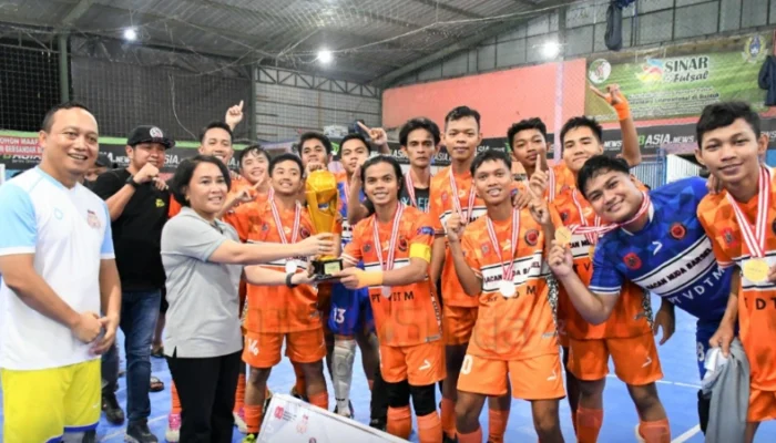 Bupati Barsel Tutup Turnamen Futsal HUT RI ke-80, Macan Muda Juara
