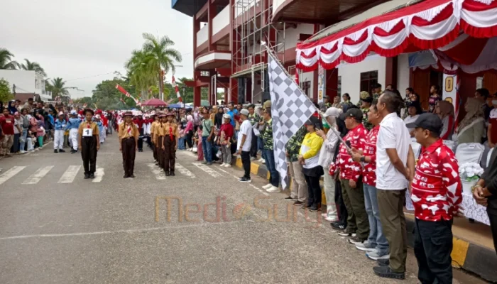 Asisten I Setda Lepas Lomba Gerak Jalan HUT ke-80 RI dan Harjad ke-66 Barsel