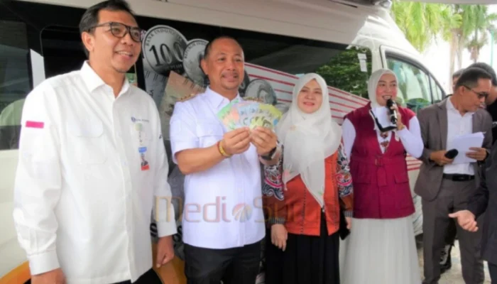Bupati Barsel Lepas Layanan Kas Keliling Susur Sungai dan Gerakan Pangan Murah
