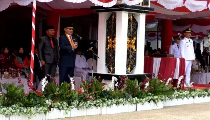 Ketua DPRD Barsel Bacakan Teks Proklamasi HUT RI ke-80 dengan Khidmat