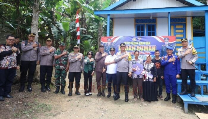 Kapolda Kalteng Serahkan Bantuan Bedah Rumah untuk Warga Kurang Mampu di Barsel