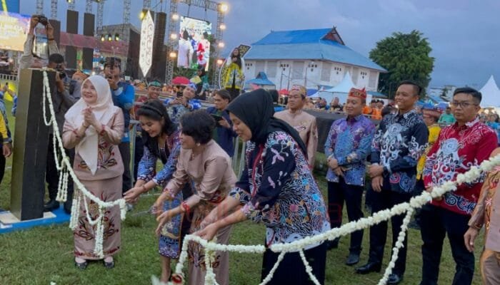 Buka Festival Budaya Dahani Dahanai, Wabup Barsel Tegaskan Ajang Gerakkan Ekonomi dan Lestarikan Tradisi