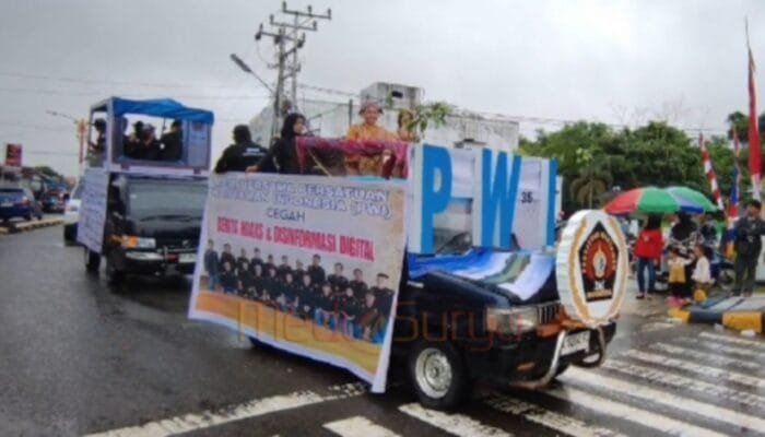 PWI Barsel Meriahkan Karnaval Harjad ke-66, Ajak Tolak Hoaks dan Lestarikan Budaya