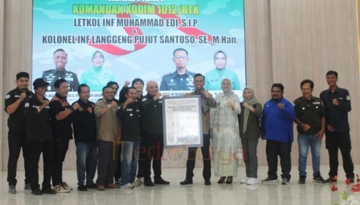 PWI Barsel Beri Penghargaan di Acara Kenal Pamit Dandim 1012/Buntok