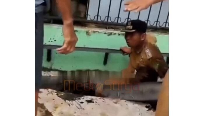 Lurah di Medan Terjatuh ke Parit saat Bongkar Polisi Tidur dari Ban Bekas