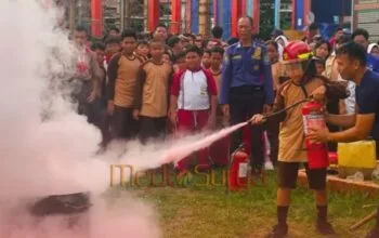 Pramuka Barsel Kolaborasi dengan Damkar Latih Siswa Tanggap Kebakaran