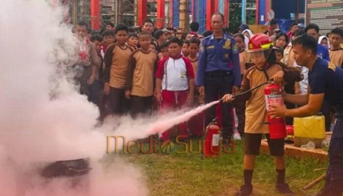 Pramuka Barsel Kolaborasi dengan Damkar Latih Siswa Tanggap Kebakaran