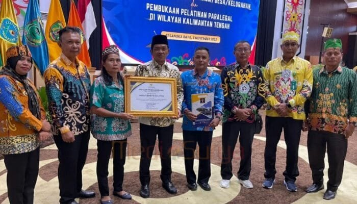 Wabup Barsel Terima Penghargaan dari Menkumham RI atas Dukungan Posbakum Desa