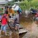 Akses Desa Talio Barsel Terputus Banjir, Warga Terpaksa Gunakan Ferry